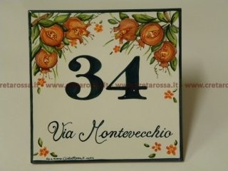 cod.art: nc20 - Mattonella in ceramica cm 15x15 con melagrane e scritta personalizzata. 
